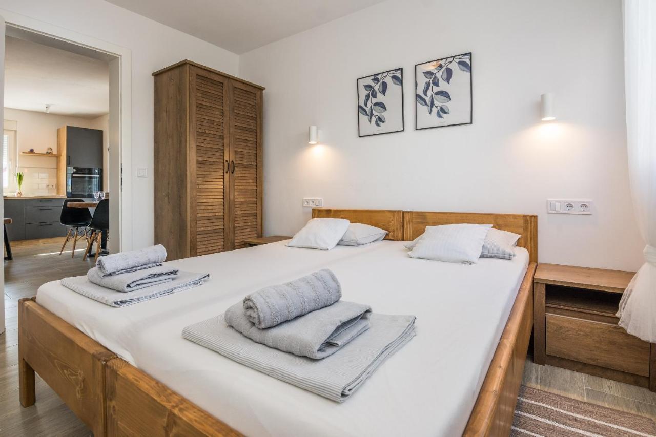 Apartments Pejakovic Vir Exteriör bild