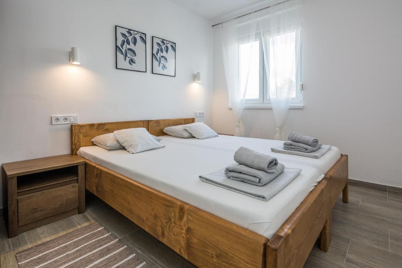 Apartments Pejakovic Vir Exteriör bild