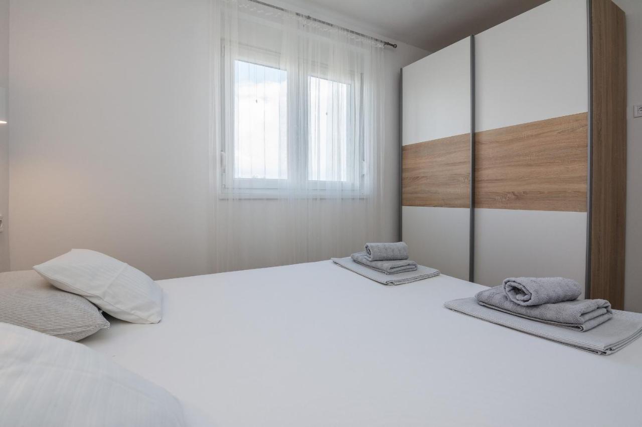 Apartments Pejakovic Vir Exteriör bild