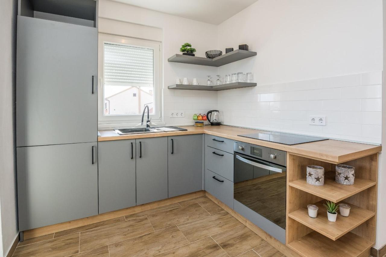 Apartments Pejakovic Vir Exteriör bild