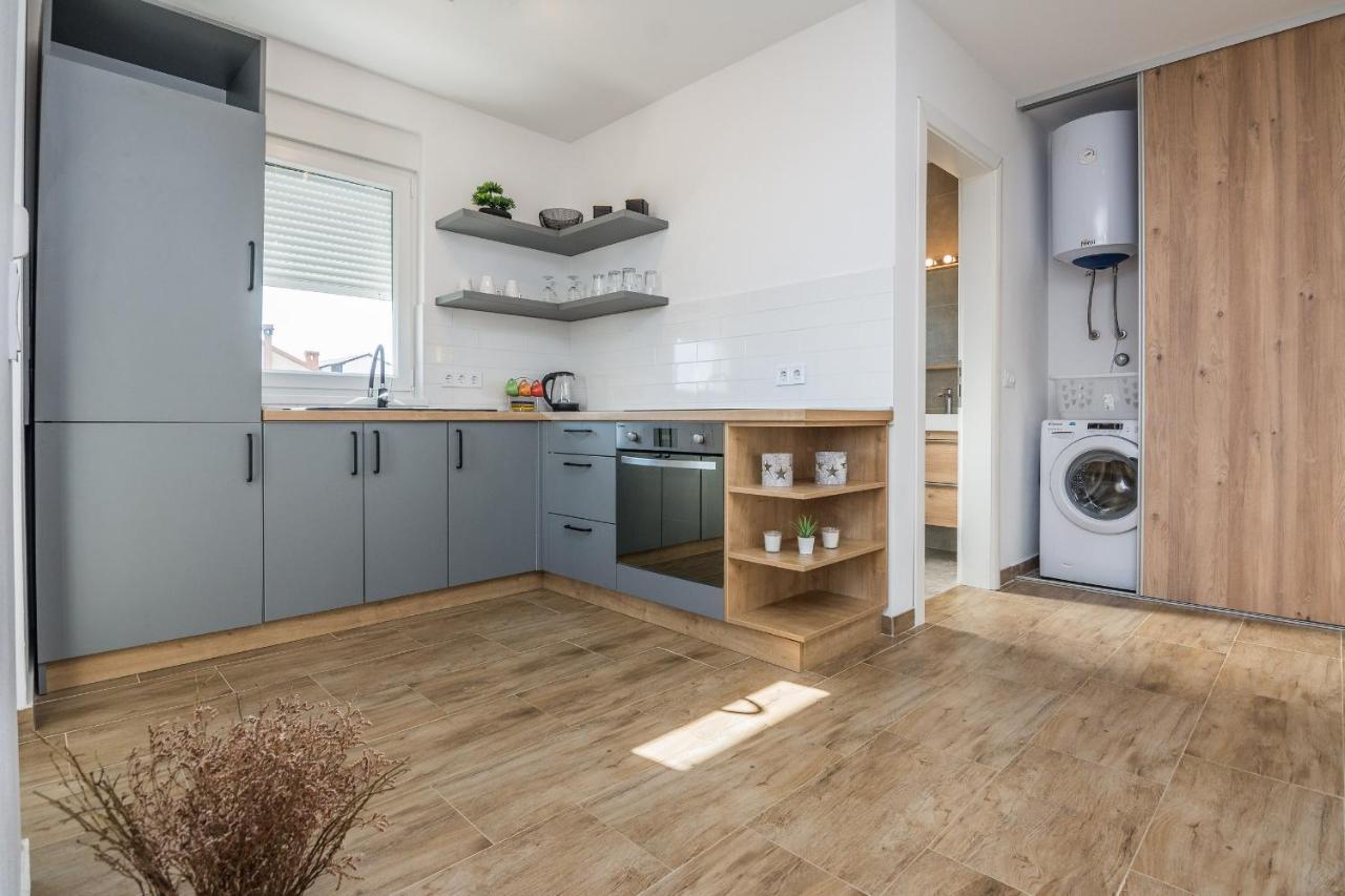 Apartments Pejakovic Vir Exteriör bild