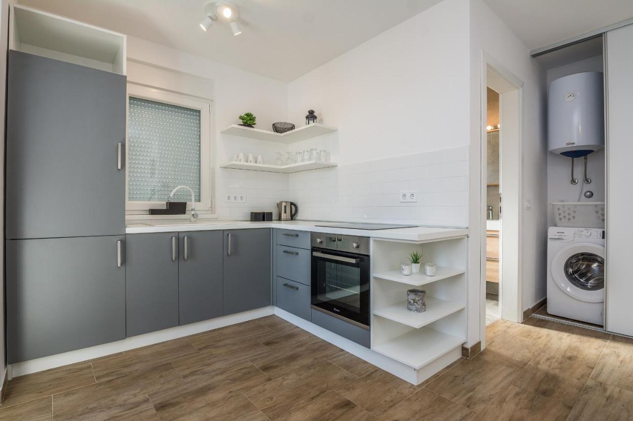 Apartments Pejakovic Vir Exteriör bild