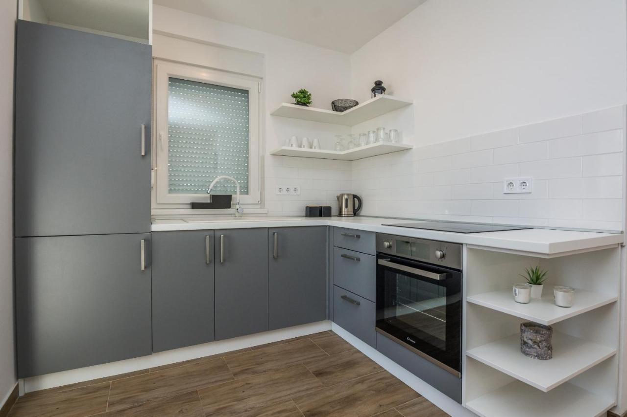 Apartments Pejakovic Vir Exteriör bild