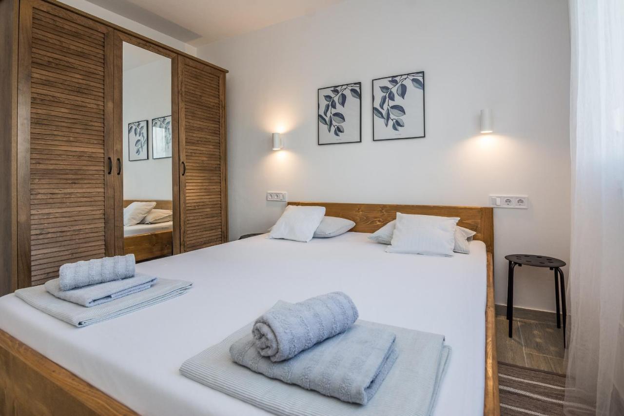 Apartments Pejakovic Vir Exteriör bild