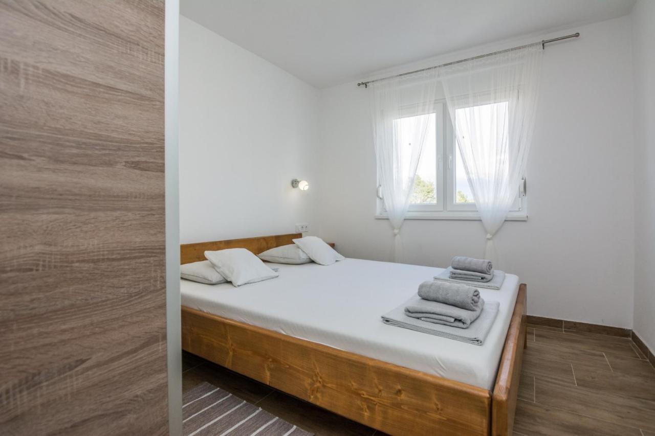 Apartments Pejakovic Vir Exteriör bild
