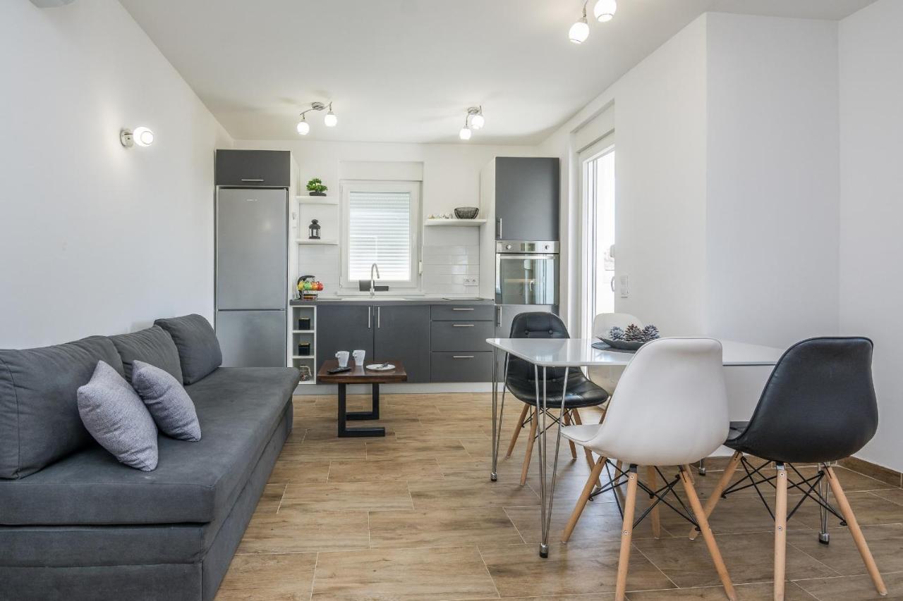 Apartments Pejakovic Vir Exteriör bild